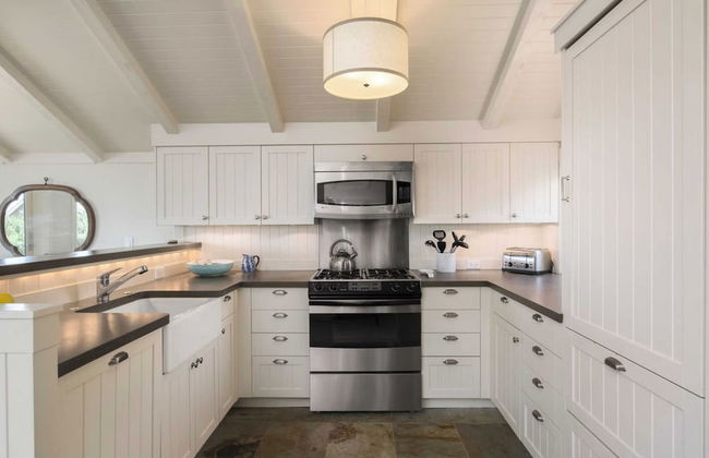 Chapman Cove by Avantstay Gorgeous Beach Bungalow w/ Sauna - Photo 10