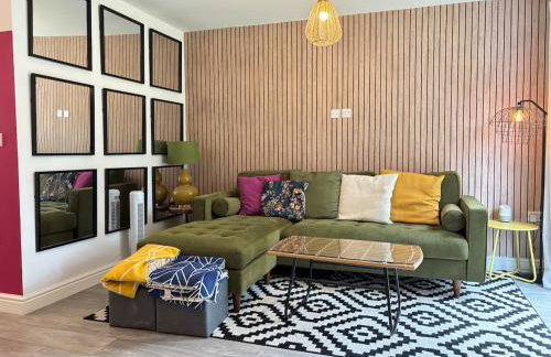 4BR - 3BA - Fast Wi-Fi - Free Parking - Garden - EV Point - Photo 4