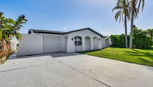 Canal Front Oasis w Heated Pool Close to the Beach - Foto 3