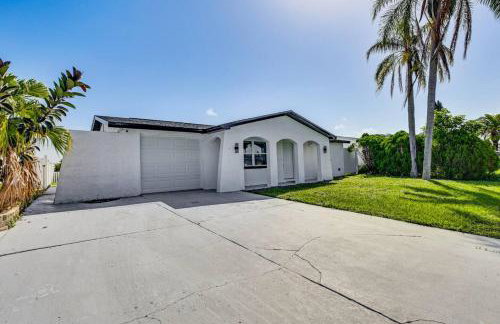 Canal Front Oasis w Heated Pool Close to the Beach - Foto 3