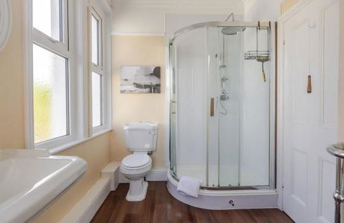 Stylish 3-Bed Home - 2 Mins to Beach & Town - Foto 32