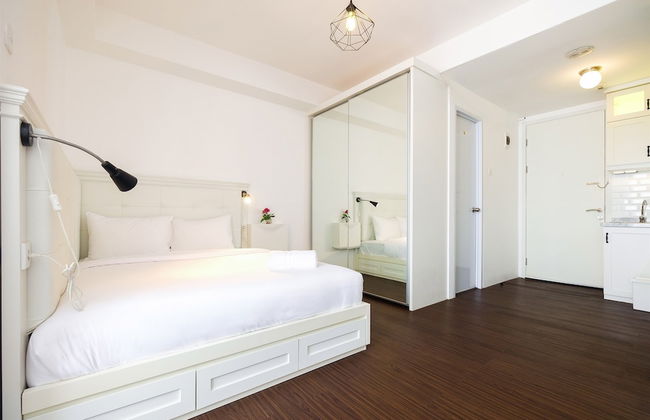 Minimalist Studio at Bassura City Apartment By Travelio - Foto 4