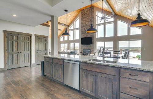 Lavish Retreat with Decks, Steps to Table Rock Lake! - Foto 8