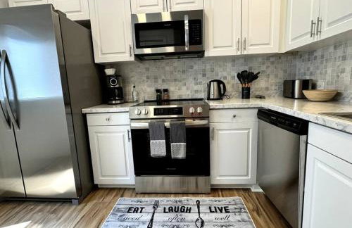 Bright Spacious Renovated Home Master on Main - Foto 19