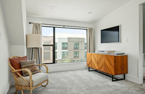 Rooftop Deck, DT City Views, Modern Eastside Oasis - Foto 25