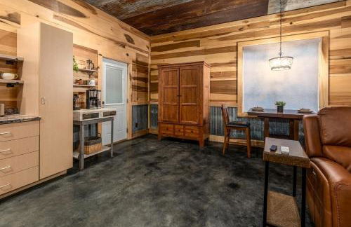 Romantic Cottage w Hot Tub & Views - Photo 36