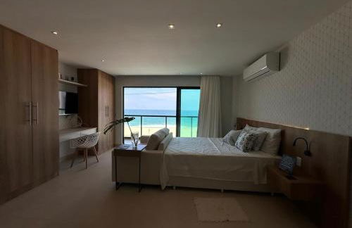 Luxuoso flat na praia de Itaipuacu - Foto 1