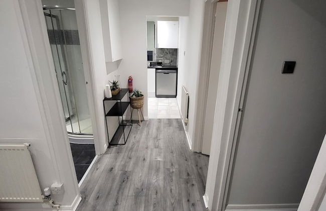 Charming 2-bed Apartment in Grays - Photo 14