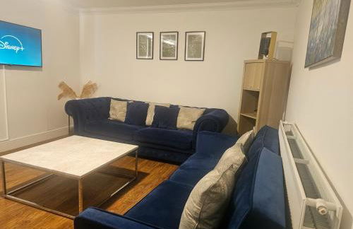 Stylish & Cosy Home in Bridgend with free parking - Photo 40