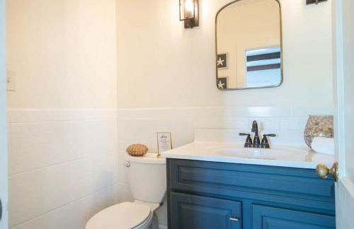 Antique Dennis getaway with firepit & EV charger Dog friendly - Foto 28