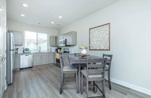 Cozy Retreat for Work or Relaxation - Photo 9