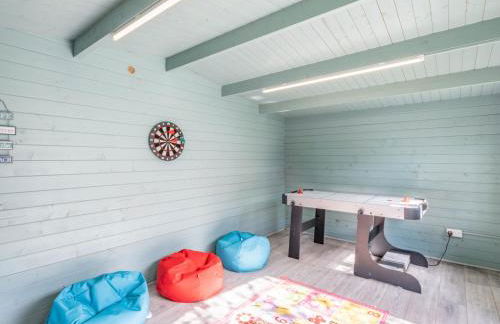 4-Bedroom Seafront House in Southend Sea Views - Pass the Keys - Foto 54