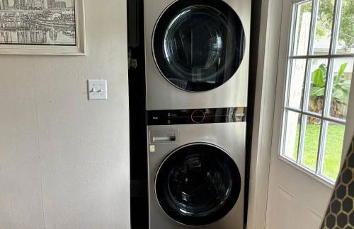 BeeKeeper's Inn - Beautifully Renovated 1929 Bungalow with 2 Bedrooms on Brick Street near Tampa's Attractions - Foto 23