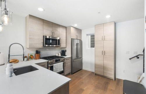 NEW! Central Ballard 3BR Townhome Fits 8 Free Parking AC Family Friendly - Foto 2