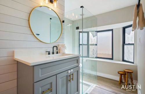 Family 3BR 2BA Home Near Charming Main Street w Cowboy Pool by Austin Vacay - Foto 29