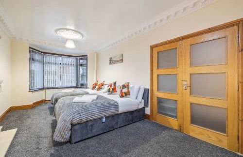 Spacious 4 Bedroom Home Near City Centre Sleeps 11 with Free Parking - Foto 29