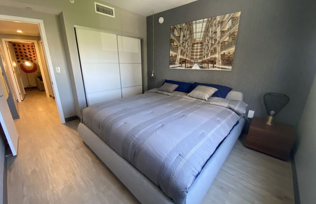 King Bed Full Service Apt - Photo 2