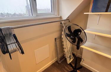 #81 Stylish Top Floor - for 2 - 10 mins to Brueton Park - " Perfect for Business Traveler and Couple - Free Parking" - Foto 15