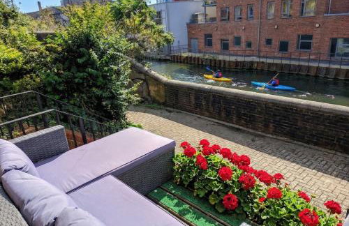 Canal View House - 2BR with Garden & Parking - Foto 1