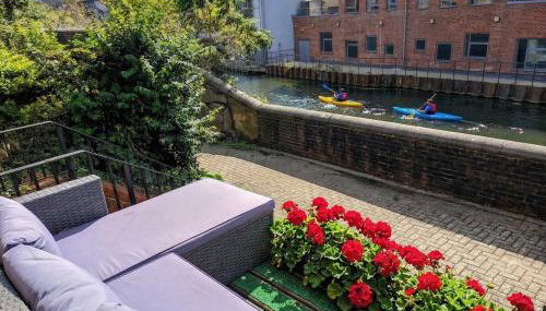 Canal View House - 2BR with Garden & Parking - Foto 1