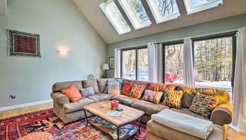 Peaceful Goshen Cottage with Screened Porch and Views! - Foto 5