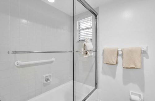 Deluxe Condo with Lake Views - Foto 20