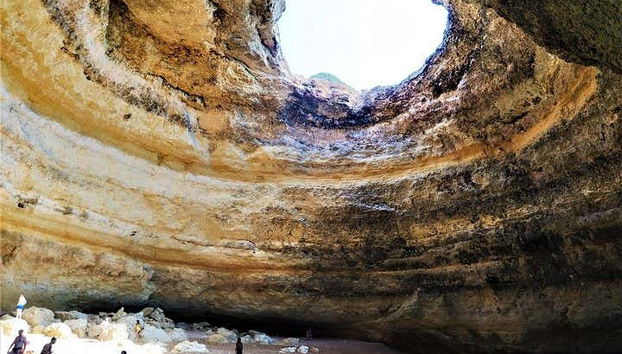 All'interno della grotta di Benagil