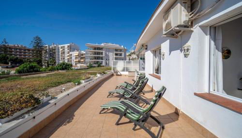 Sun-Drenched, Sea-View Apartment with Giant Patio! - Photo 4