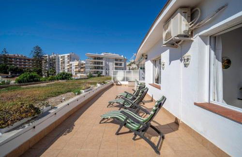Sun-Drenched, Sea-View Apartment with Giant Patio! - Photo 4