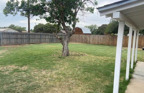 Cozy 3 Bedroom Home in Quiet Neighborhood - Photo 18