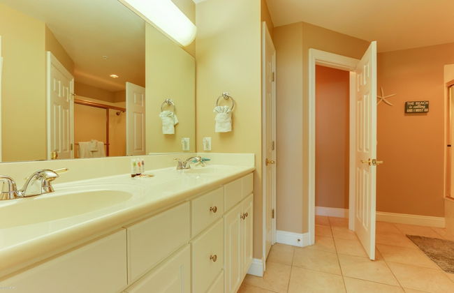 Comfortable Modern Condo with Amazing Ocean View from 750 sqft Balcony - Unit 0107 by RedAwning - Foto 13