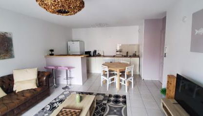 Appartement 2 chambres Balcon Parking privé Centre Village - Foto 3