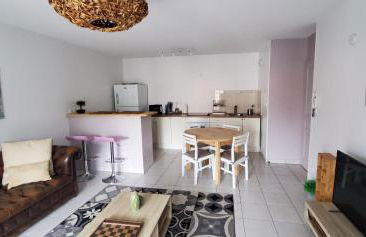 Appartement 2 chambres Balcon Parking privé Centre Village - Foto 3