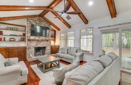 Patio and Pool Table Lake Marion Getaway - Foto 1