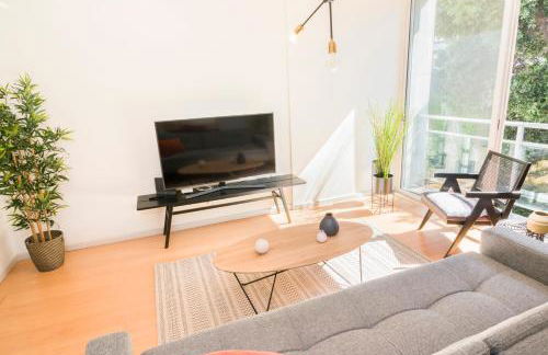 HomeForGuest Design Attic Apartment FREE Parking - Foto 6