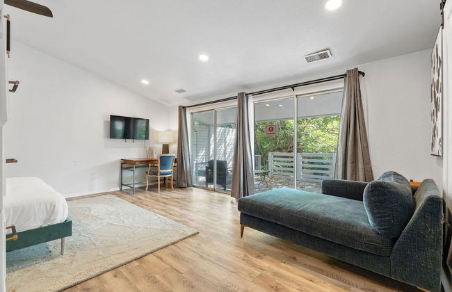 Spacious Family Home w Pool Hot Tub Large Yard - Photo 25