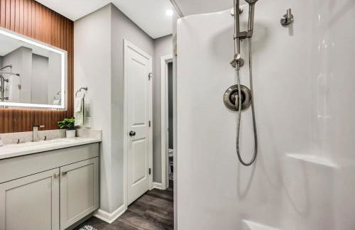 Modern 5BR, Kid-Friendly Home In Poconos with Pool Table - Foto 44