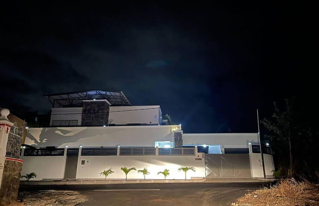 Spacious 4-bed Villa in Flic en Flac Roof top bar - Photo 37