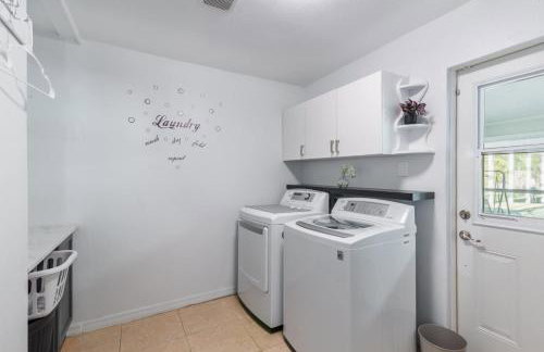 Family Retreat with Pool Fenced Yard AC - Foto 15