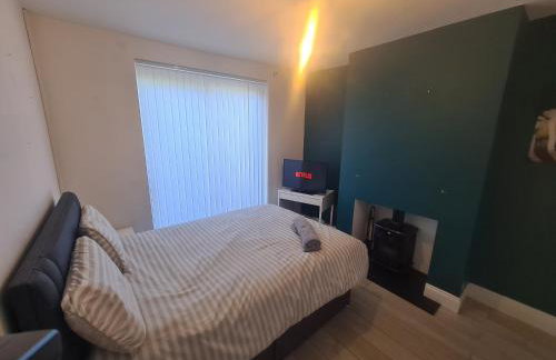 L & J Escapes - 8 Bedrooms suitable for Contractors and Families- Private parking available for 6 vehicles - Foto 25