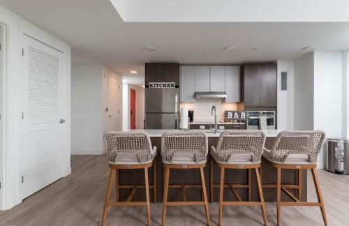 High Rise Retreat w City Skyline Views Shared Gym - Photo 19