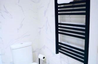 Perfect 1 Bed Apartment Sleeps 5 1 Kingsize bed 1 double Sofabed & Foldable Single bed Free Parking Wifi good transport network shopping Holiday Makers Families Contractors in North London - Photo 57