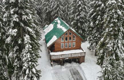 Alpine Retreat at Snoqualmie Pass- 5-Min to Slopes, Private Creek, BBQ, Fireplace, Smart TVs, Kids Games, Hi-Speed Wi-Fi - Foto 58