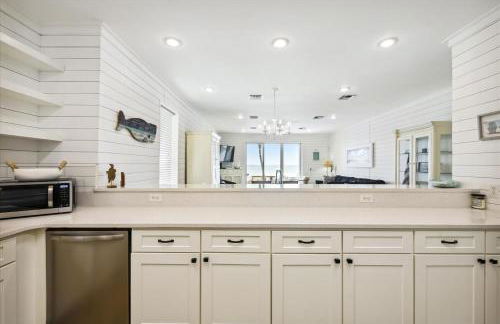 Just Beachy - 5 Bedroom Beach Front Home! Sleeps 20 Home by RedAwning - Foto 29