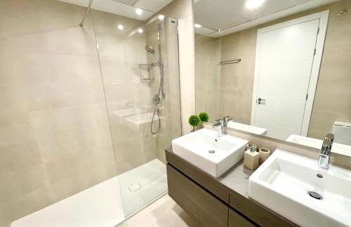 Luxury 3 Bedroom Apartment 300m from the Beach - Photo 22