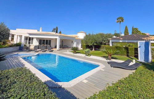 Beautiful 4-Bedroom Villa with Garden and Pool - Foto 1