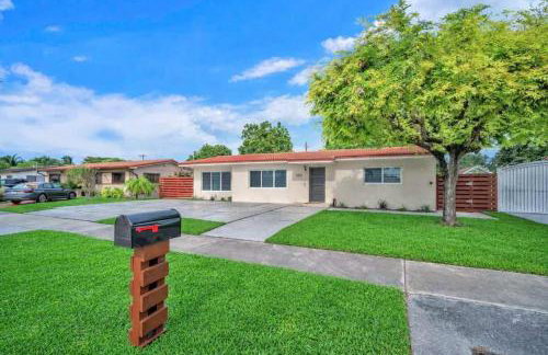 Tropical Park Oasis Peaceful Miami Family Home - Photo 30