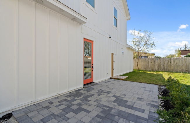 Brand NEW Expansive Coastal Home w/ Custom Furnishings Sleeps 15 - Foto 41