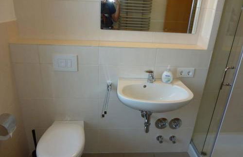 Monteurwohnung 2 Zimmer 5 Betten, Küche, Bad, Waschmaschine - Photo 9