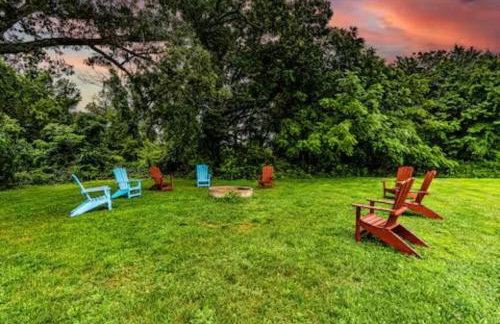 Sprawling 9 BR Mountaintop Oasis with BlueRidge Views - Foto 11